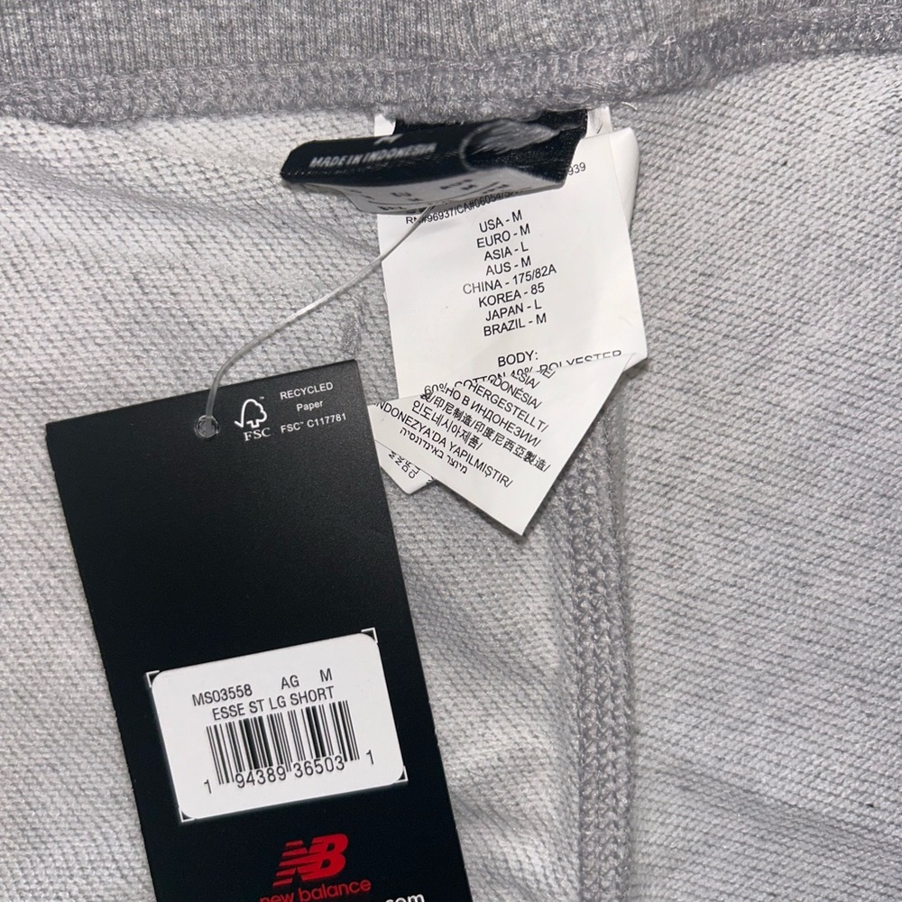 New Balance Essentials Shorts Size Medium NEW - Picture 3 of 4